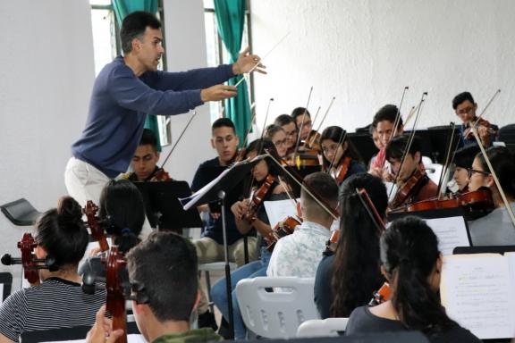 Orquesta de niños es conducida por un director de orquesta