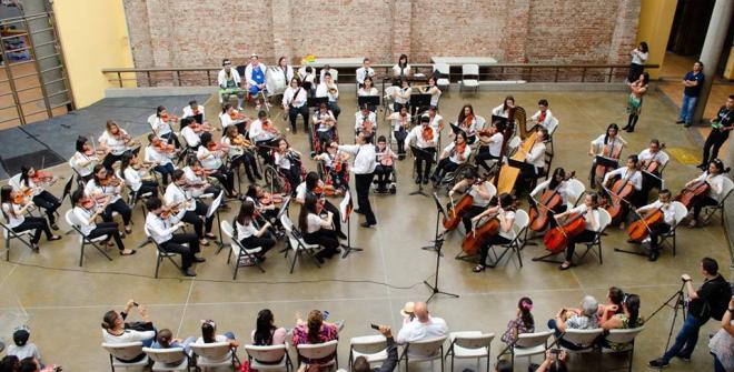 Vista aérea de concierto de orquesta