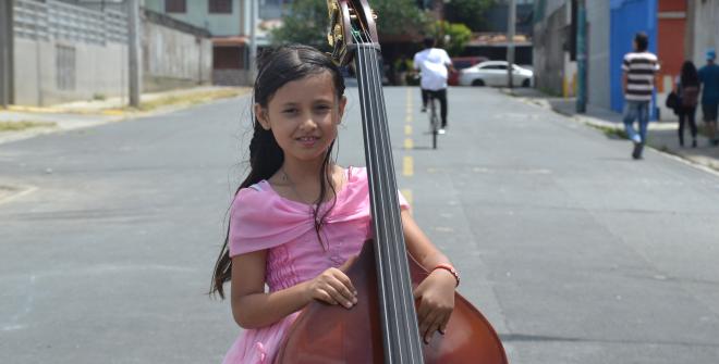 niña con instrumento musical