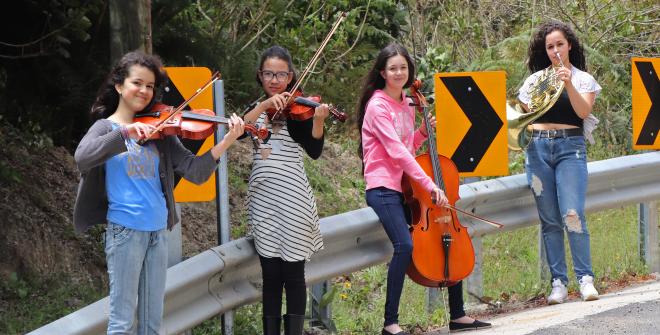 niñas con instrumentos en sus manos niñas con instrumentos en sus manos