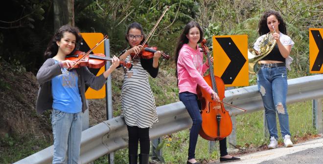 niñas con instrumentos en sus manos