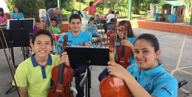 niños sosteniendo sis instrumentos