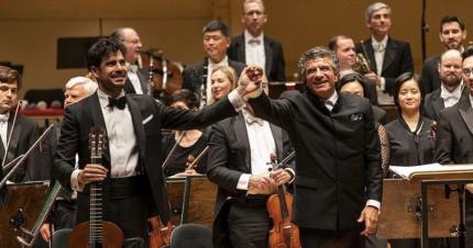 Foto del director Giancarlo Guerrero con la Orquesta Sinfónica de Chicago guiancarlo