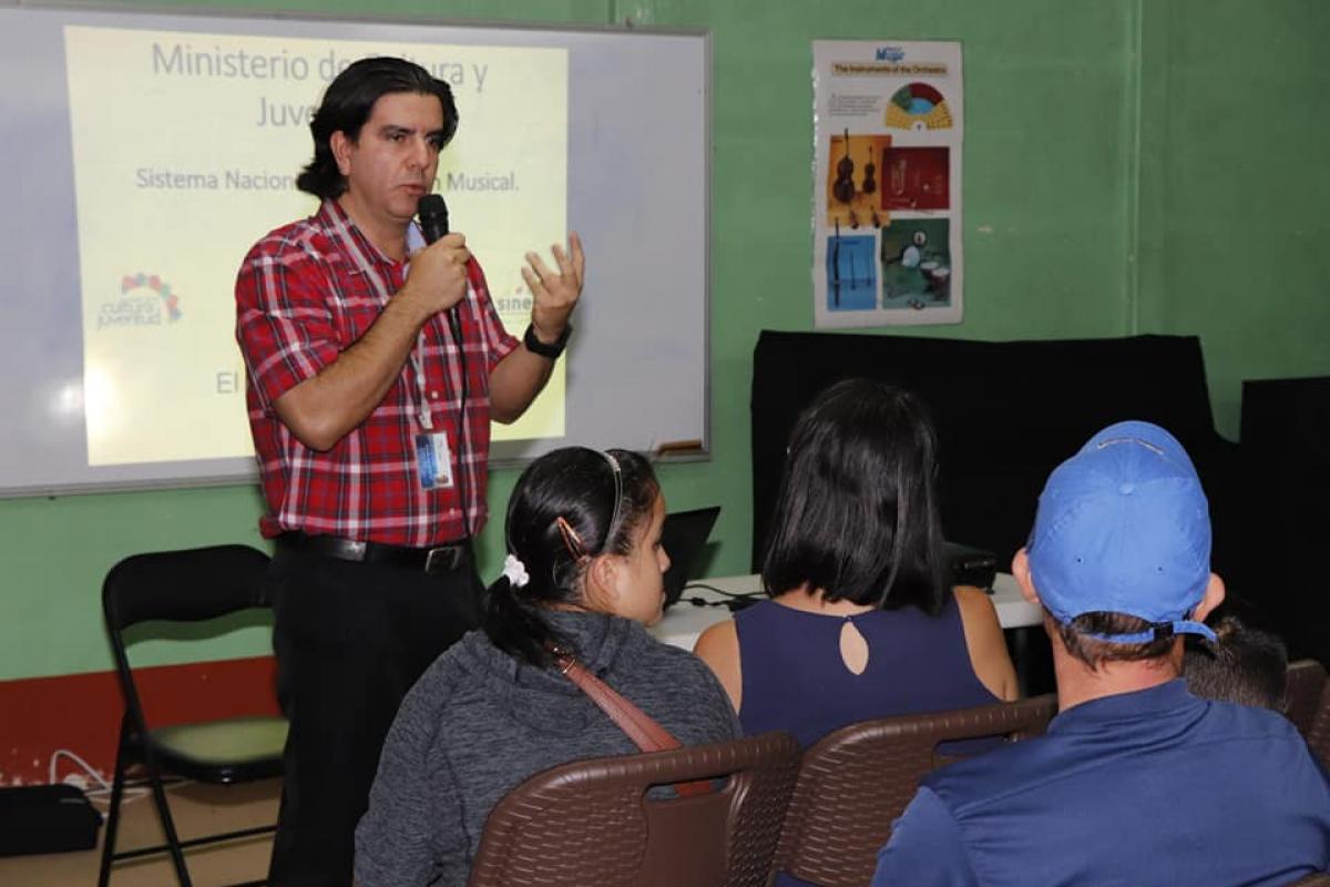 profesor dando taller a estudiantes