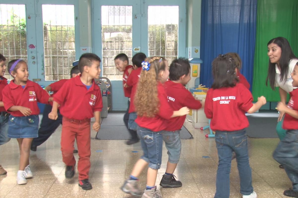 niños y niñas corriendo alrededor en una actividad 