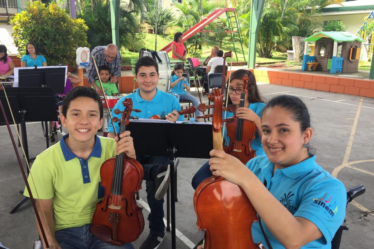 niños sosteniendo sis instrumentos